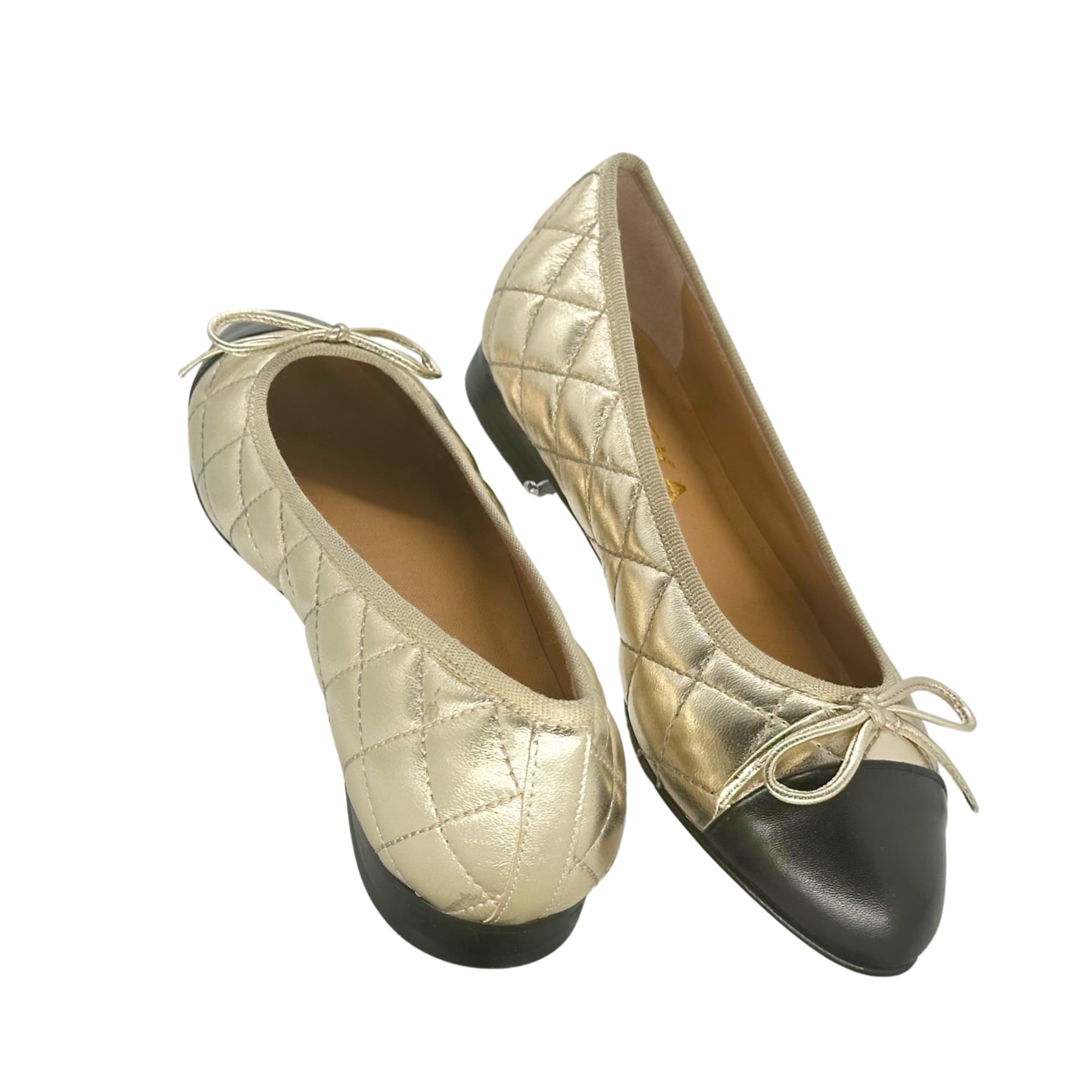 Gold farbene Damen Ballerinas mit schwarzer Kappe von LABEKA